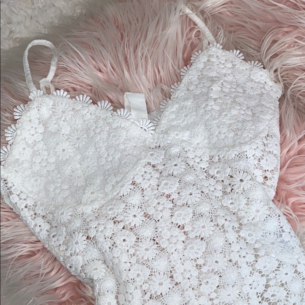🦋🔥NWOT H&M white lace white bodysuit🔥🦋